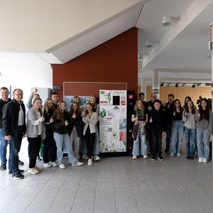 Gruppenbild mit Schülern der Realschule Herrieden bei der Übergabe unseres Rücknahmesystems SiOne