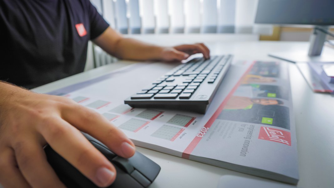 Ein Fachinformatiker an einem PC