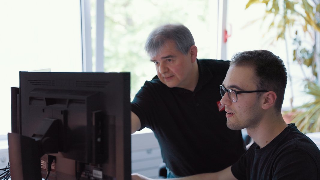 Zwei technische Produktdesigner an einem Computer